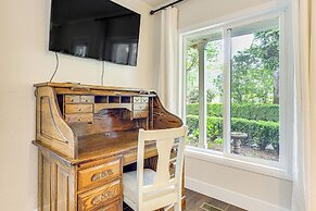 8 Mi to Columbia River Gorge: Cottage w/ Deck!