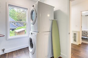 8 Mi to Columbia River Gorge: Cottage w/ Deck!