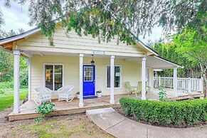 8 Mi to Columbia River Gorge: Cottage w/ Deck!