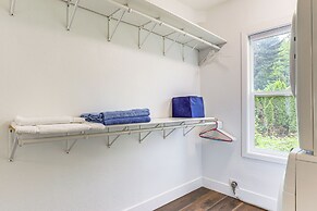 8 Mi to Columbia River Gorge: Cottage w/ Deck!