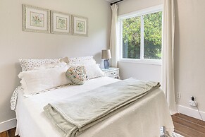 8 Mi to Columbia River Gorge: Home w/ Serene Deck!