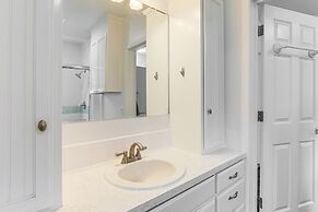 8 Mi to Columbia River Gorge: Cottage w/ Deck!