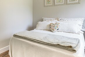 8 Mi to Columbia River Gorge: Home w/ Serene Deck!