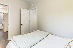 8 Mi to Columbia River Gorge: Cottage w/ Deck!