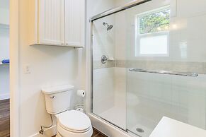 8 Mi to Columbia River Gorge: Cottage w/ Deck!