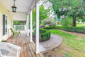 8 Mi to Columbia River Gorge: Home w/ Serene Deck!