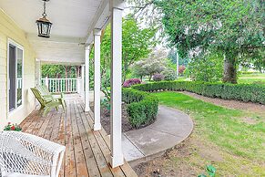 8 Mi to Columbia River Gorge: Cottage w/ Deck!