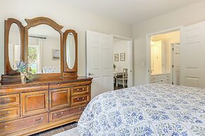 8 Mi to Columbia River Gorge: Cottage w/ Deck!