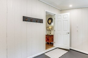 8 Mi to Columbia River Gorge: Home w/ Serene Deck!