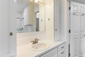 8 Mi to Columbia River Gorge: Home w/ Serene Deck!