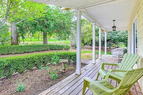 8 Mi to Columbia River Gorge: Cottage w/ Deck!