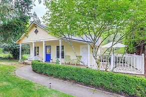 8 Mi to Columbia River Gorge: Home w/ Serene Deck!