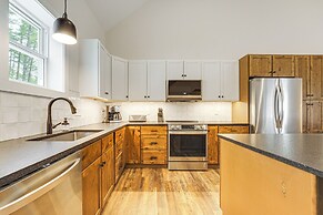 Walk to Sebago Town Beach: Luxe Townhome w/ Grill