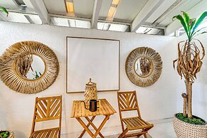 Group Getaway: Luxe Lakeside Gem in Port Charlotte