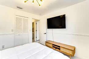 Group Getaway: Luxe Lakeside Gem in Port Charlotte