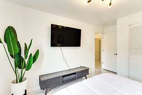 Group Getaway: Luxe Lakeside Gem in Port Charlotte