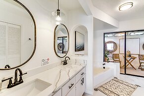 Group Getaway: Luxe Lakeside Gem in Port Charlotte