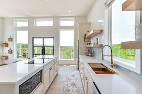 Hot Tub & Valley Views: Hidden Gem in Texas