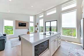 Hot Tub & Valley Views: Hidden Gem in Texas