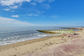 Walk to Hawk's Nest Beach: Coastal Old Lyme Apt
