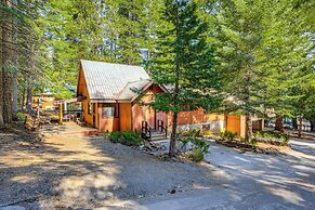 Walk to Lake Almanor: Prattville Cabin w/ 2 Decks!