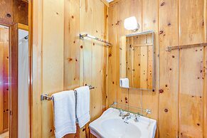 Walk to Lake Almanor: Prattville Cabin w/ 2 Decks!