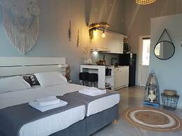 Boho Sisi Retreat - Poolside Oasis Garden Charm