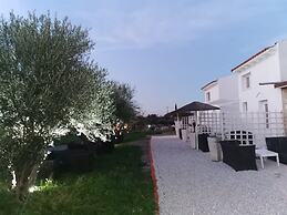 Boho Sisi Retreat - Poolside Oasis Garden Charm