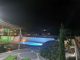 Boho Sisi Retreat - Poolside Oasis Garden Charm