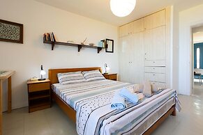 Agrilos Seafront Serenity - Waterfront Oasis