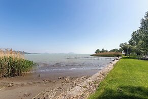 Lakeside Serenity House