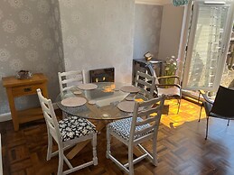 Cardiff - Sleeps 7 - Parking - Jacuzzi - Garden
