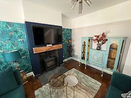 Cardiff - Sleeps 7 - Parking - Jacuzzi - Garden