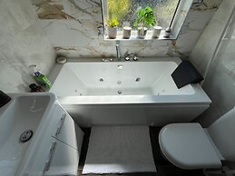 Cardiff - Sleeps 7 - Parking - Jacuzzi - Garden
