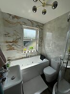 Cardiff - Sleeps 7 - Parking - Jacuzzi - Garden