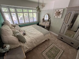 Cardiff - Sleeps 7 - Parking - Jacuzzi - Garden