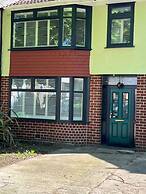 Cardiff - Sleeps 7 - Parking - Jacuzzi - Garden