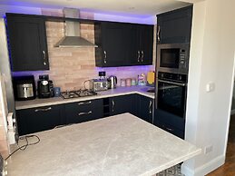 Cardiff - Sleeps 7 - Parking - Jacuzzi - Garden