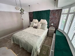 Cardiff - Sleeps 7 - Parking - Jacuzzi - Garden