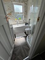 Cardiff - Sleeps 7 - Parking - Jacuzzi - Garden