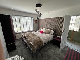 Cardiff - Sleeps 7 - Parking - Jacuzzi - Garden