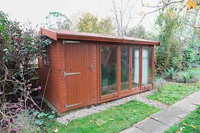 Hassocks Hideaway With Parking Garden