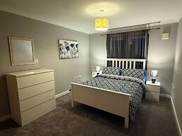 Quaint Bracknell Apartment With Two Bedrooms
