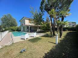 Delightful Villa With Garden and Pool in Albarella