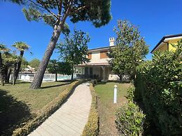 Delightful Villa With Garden and Pool in Albarella