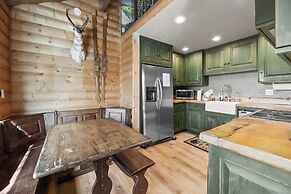 A Woodsy Mountain Retreat