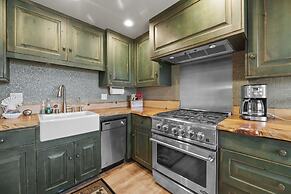 A Woodsy Mountain Retreat