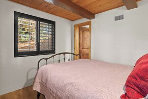 A Woodsy Mountain Retreat