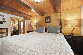 A Woodsy Mountain Retreat