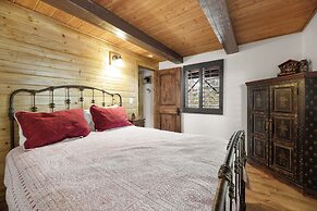 A Woodsy Mountain Retreat